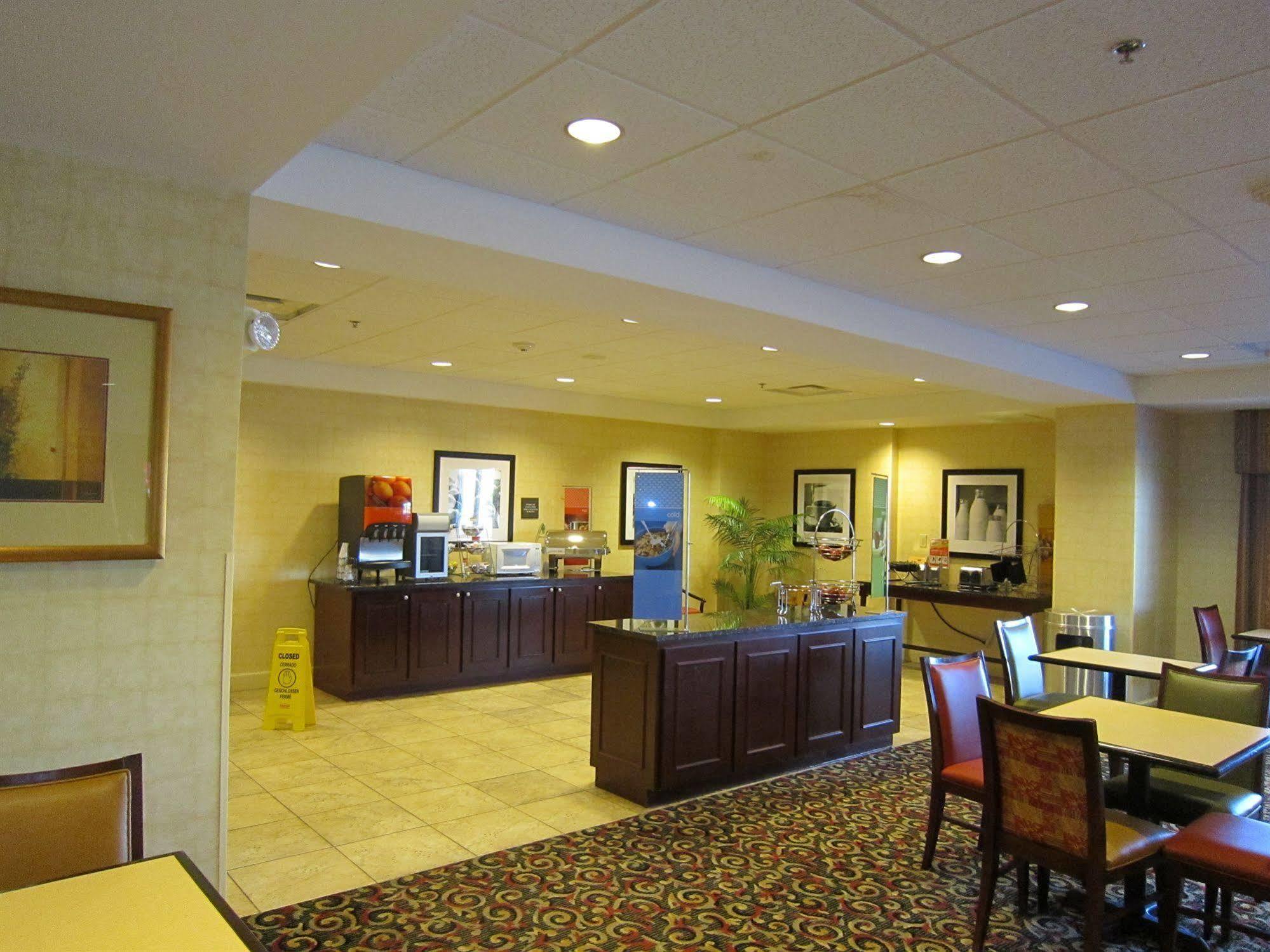 Hampton Inn Фейетвилл Экстерьер фото