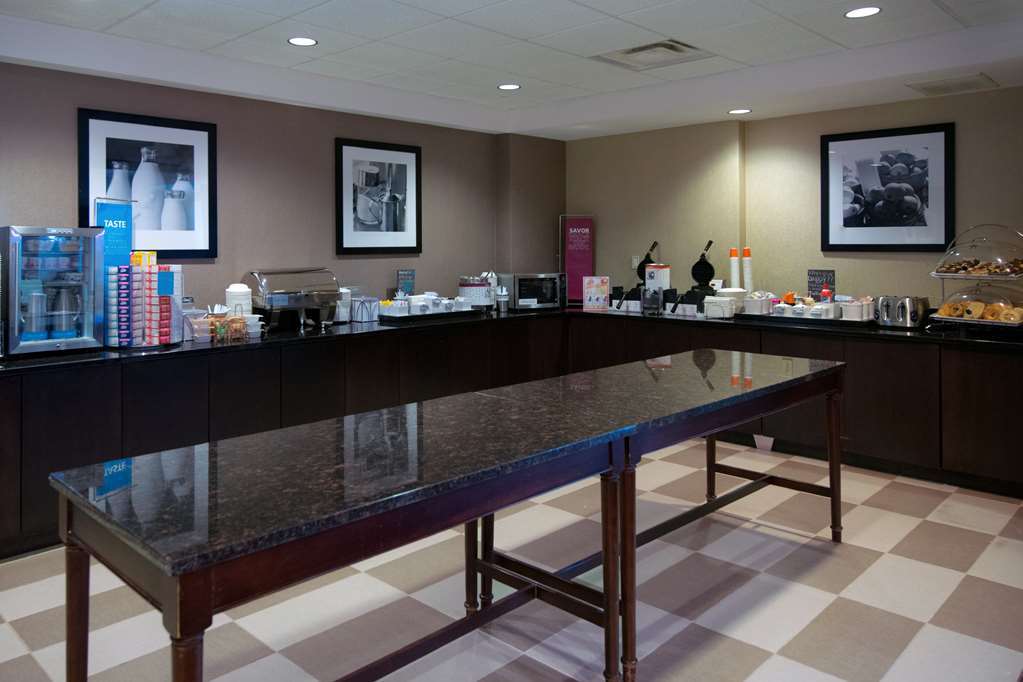 Hampton Inn Фейетвилл Ресторан фото