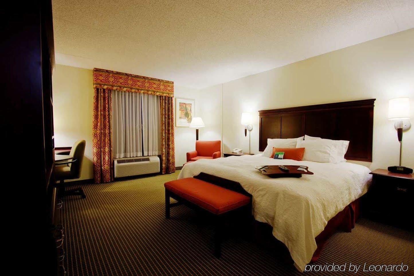 Hampton Inn Фейетвилл Экстерьер фото
